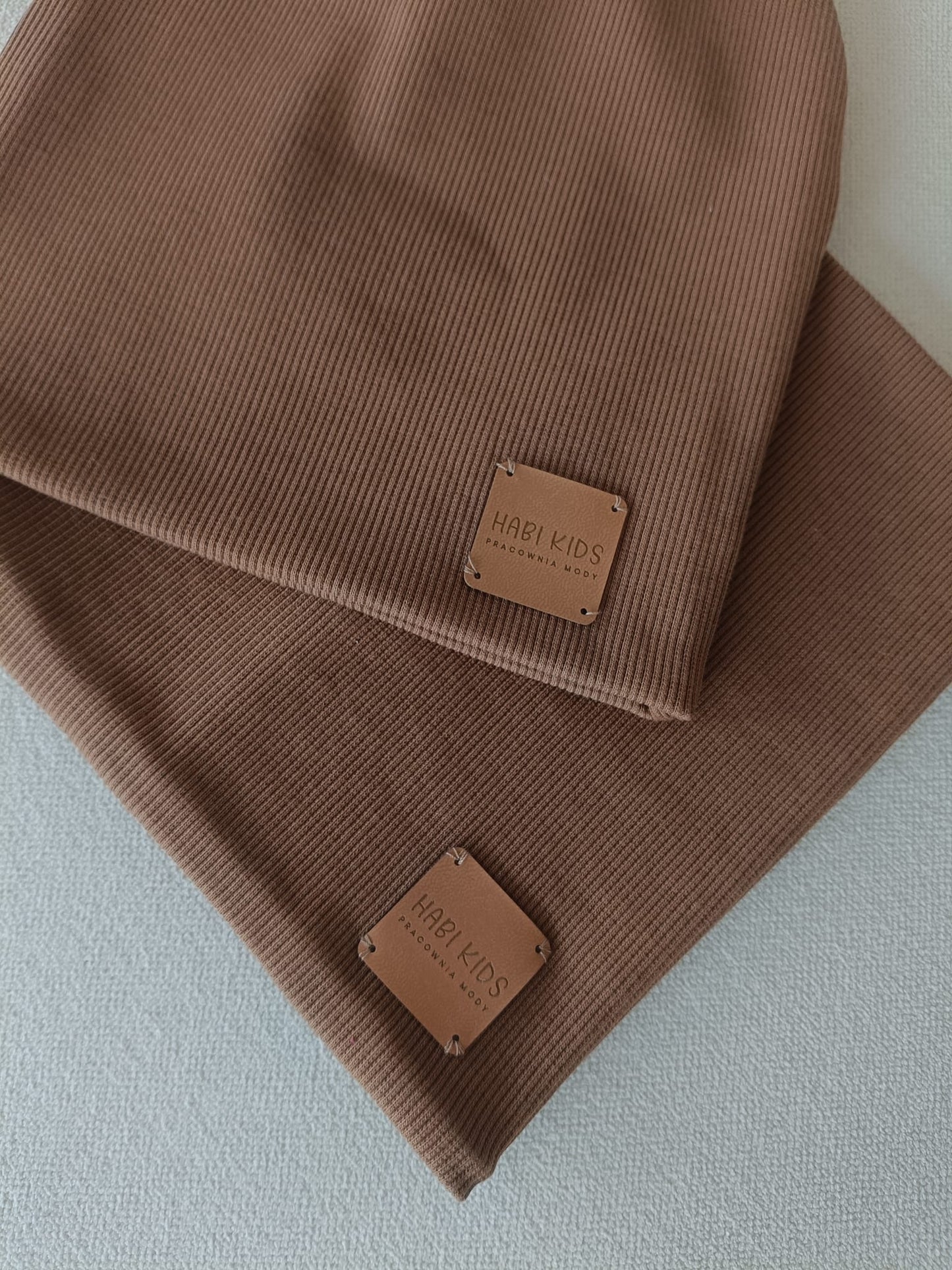 Komplet dziecięcy czapka + komin Brąz| prążkowana dzianina rib | Habi Kids