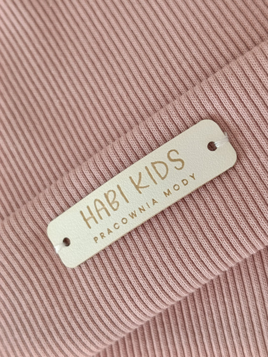 Detal prążkowanej dzianiny rib i naszywka Habi Kids – miękka bawełniana czapka dziecięca dusty rose