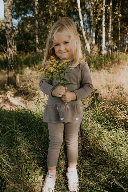 Komplet dziewczęcy prążkowany z haftowanymi serduszkami – rib | Habi Kids