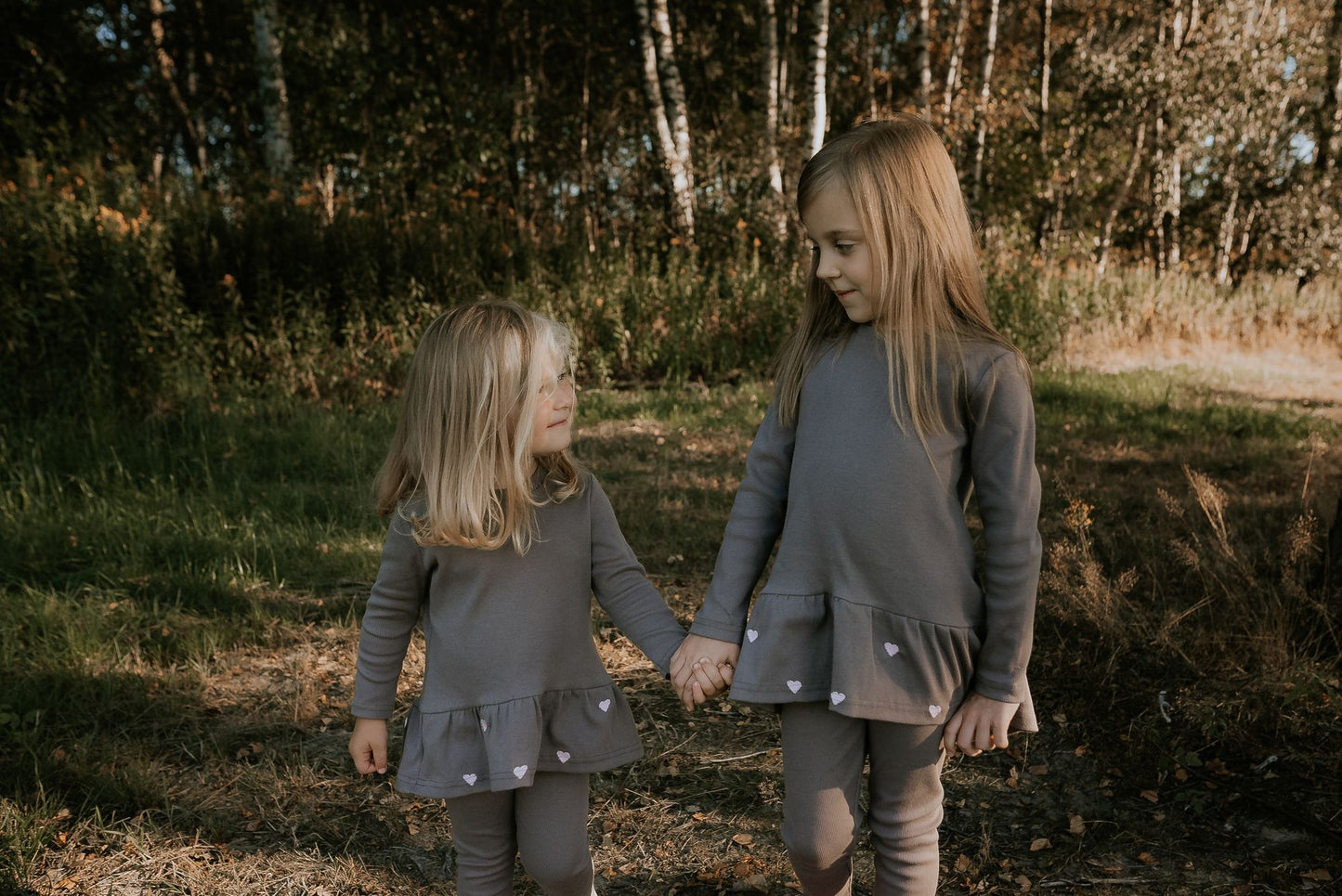 Komplet dziewczęcy prążkowany z haftowanymi serduszkami – rib | Habi Kids