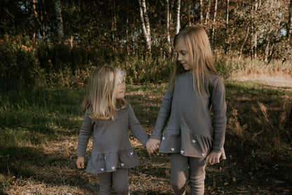 Komplet dziewczęcy prążkowany z haftowanymi serduszkami – rib | Habi Kids
