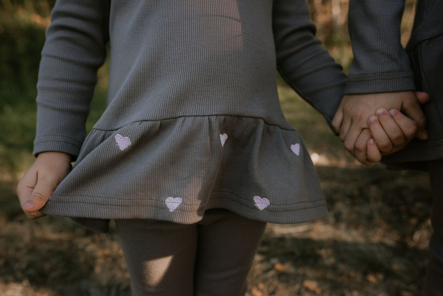 Komplet dziewczęcy prążkowany z haftowanymi serduszkami – rib | Habi Kids