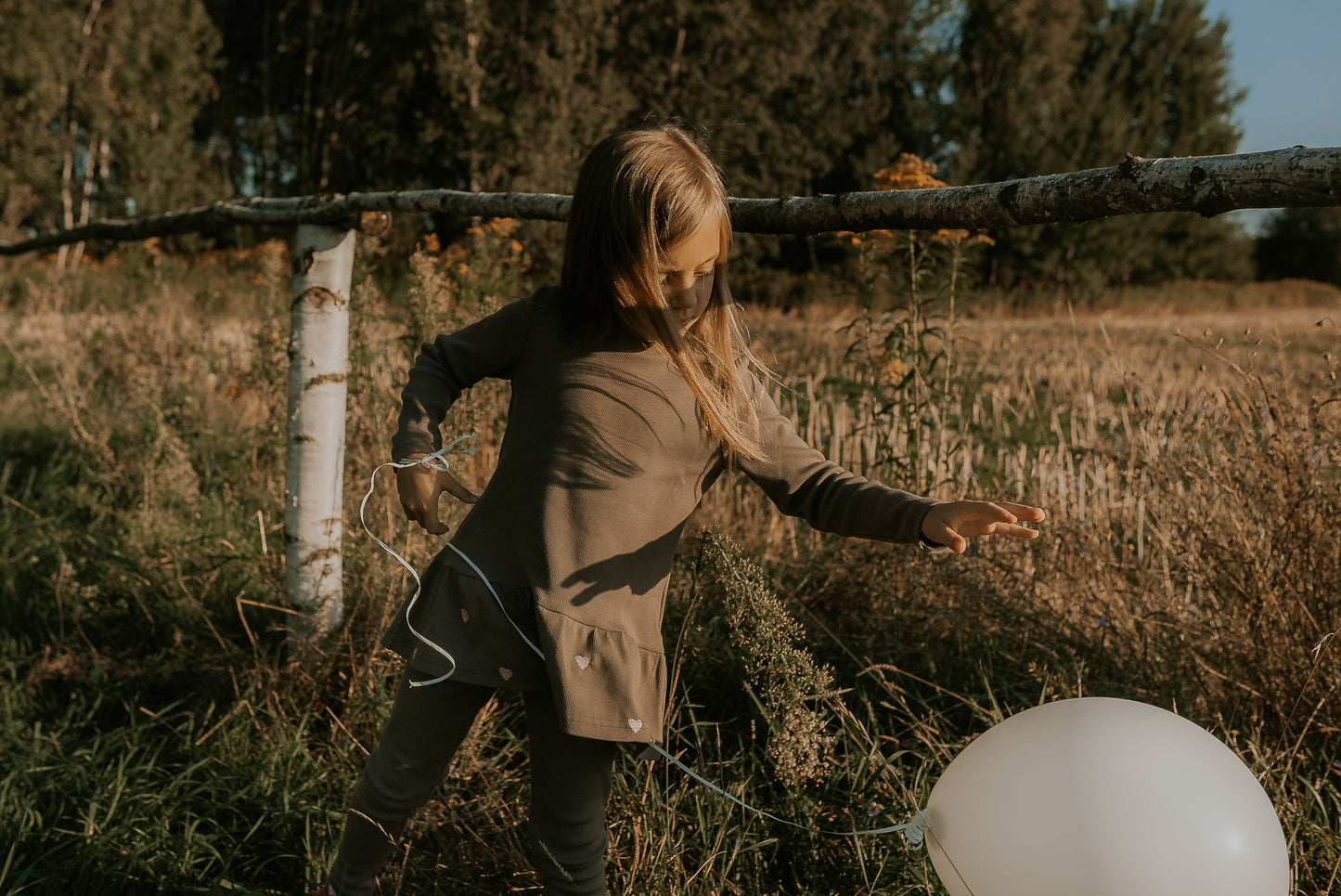 Komplet dziewczęcy prążkowany z haftowanymi serduszkami – rib | Habi Kids