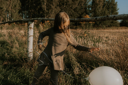 Komplet dziewczęcy prążkowany z haftowanymi serduszkami – rib | Habi Kids