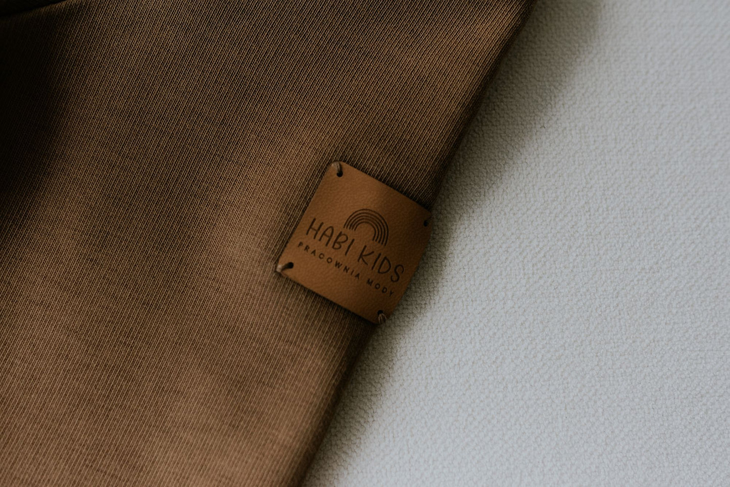 Bluza dresowa dziecięca gładka brązowa | Habi Kids