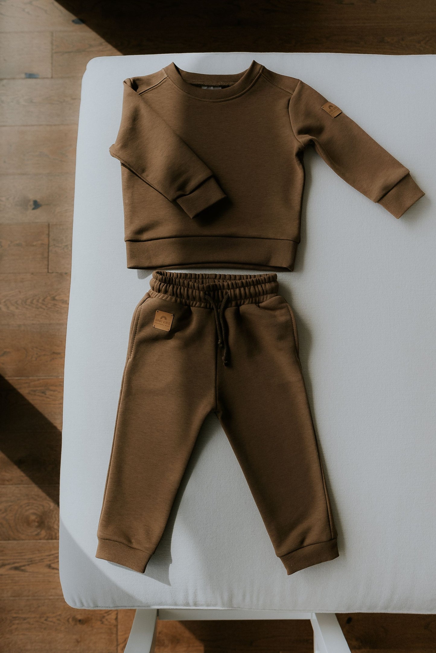 Komplet dresowy dziecięcy gładki brązowy| Habi Kids
