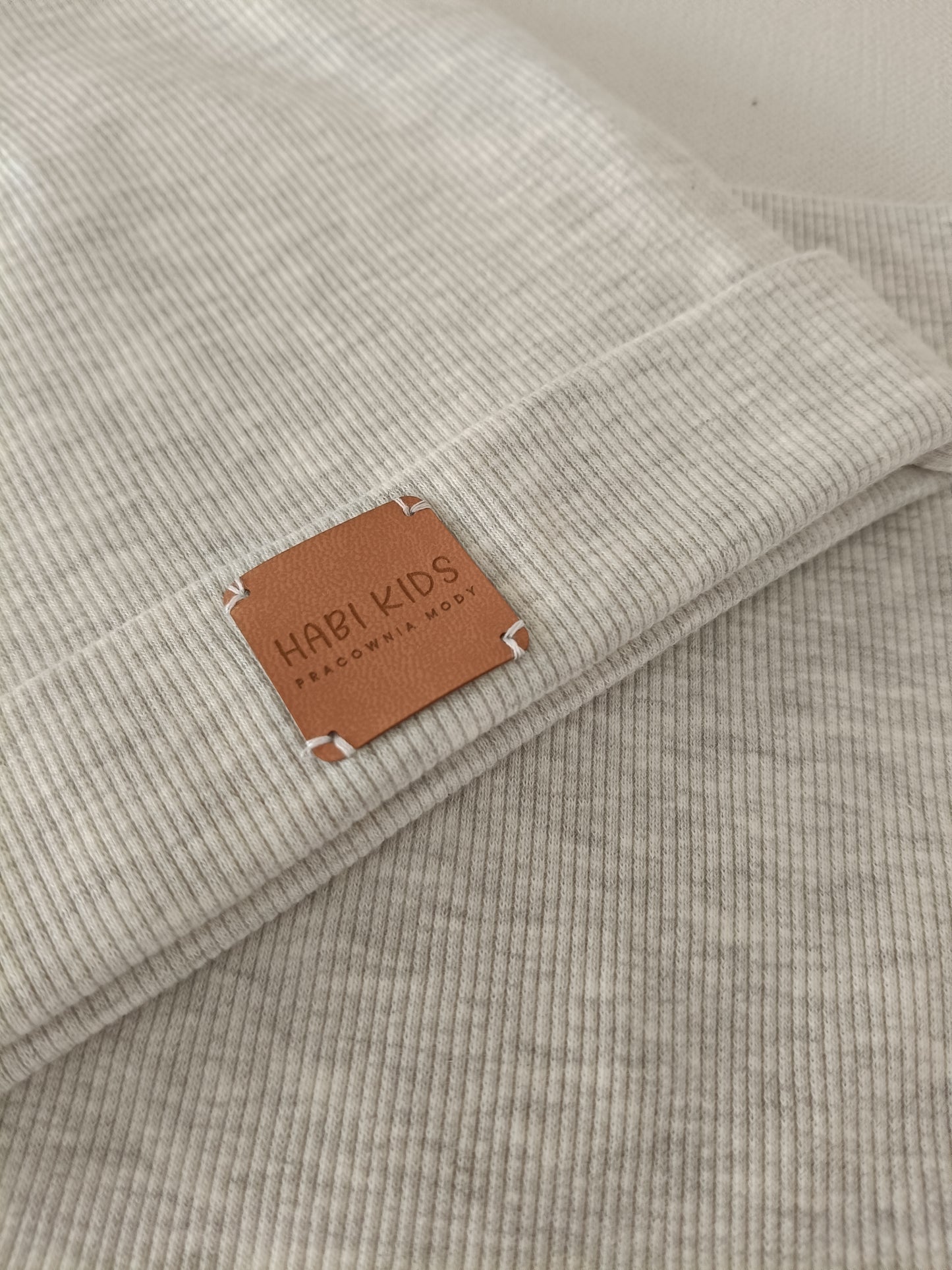 Struktura prążkowanej dzianiny rib soft grey – elastyczny bawełniany materiał komplet czapka komin dla dziecka