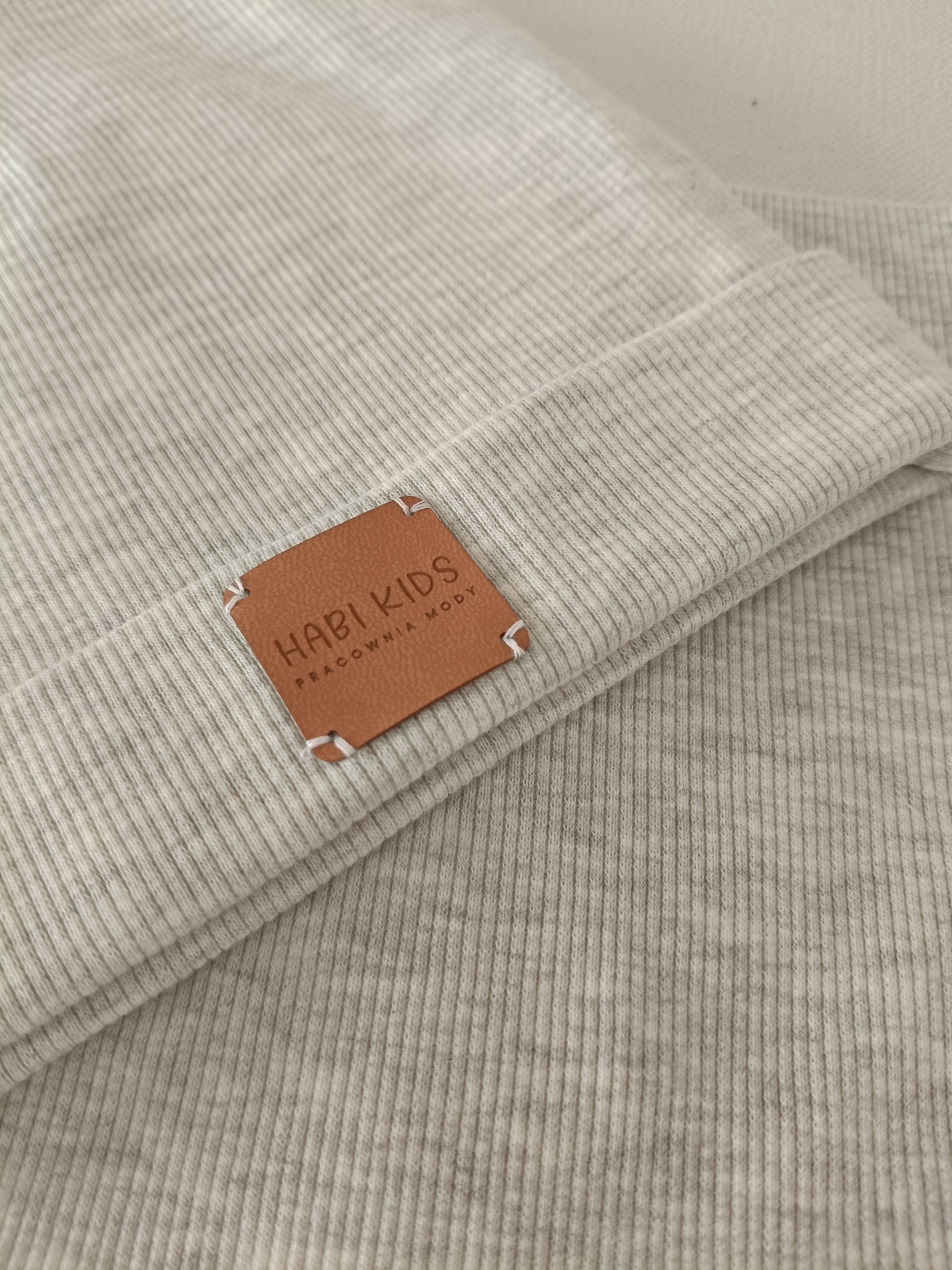 Struktura prążkowanej dzianiny rib soft grey – elastyczny bawełniany materiał komplet czapka komin dla dziecka