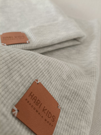 Czapka i komin dziecięcy Soft Grey z naszywką Habi Kids zbliżenie detalu prążkowanej dzianiny