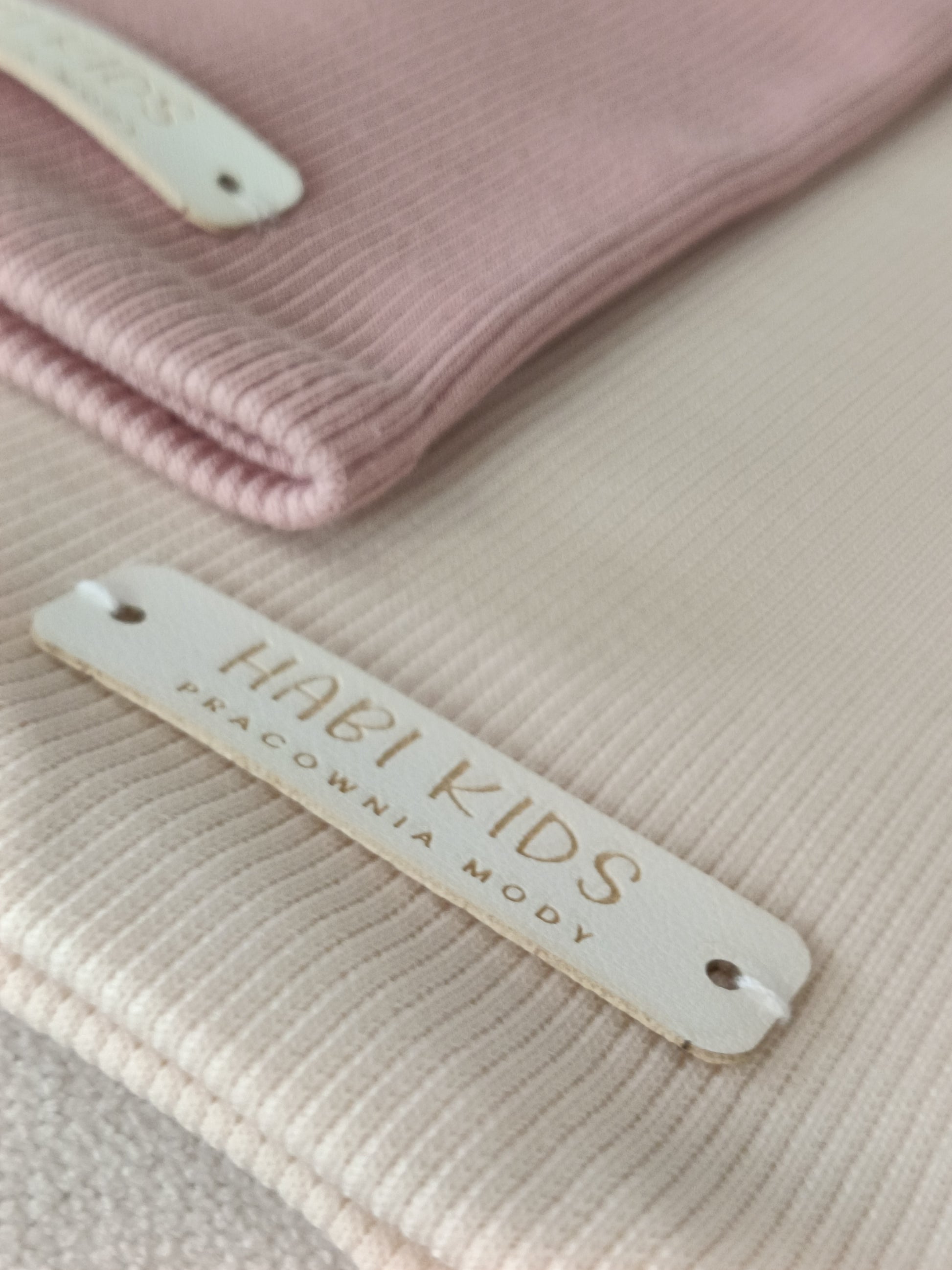 Kominy i czapki dziecięce rib dusty rose i ecru – zbliżenie metki Habi Kids, miękka prążkowana dzianina
