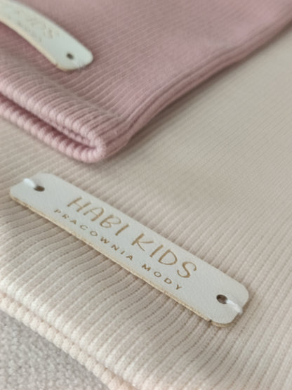 Kominy i czapki dziecięce rib dusty rose i ecru – zbliżenie metki Habi Kids, miękka prążkowana dzianina