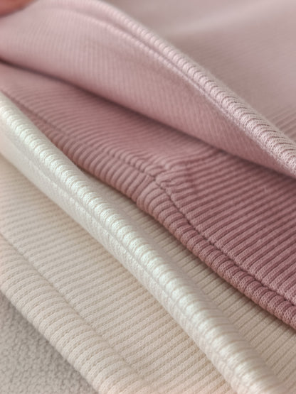 Zbliżenie prążkowanej dzianiny rib dusty rose – elastyczny komplet czapka i komin Habi Kids