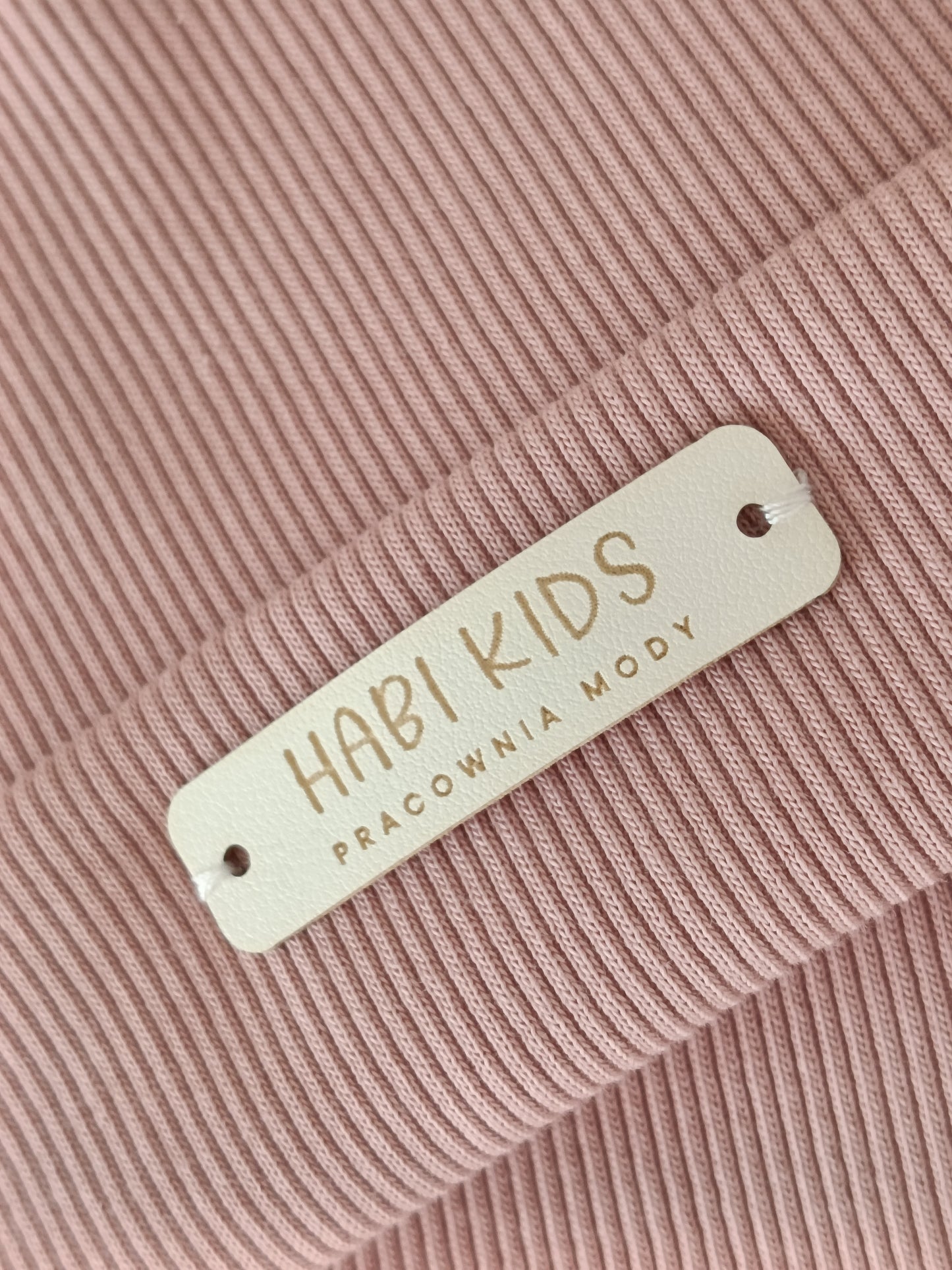Detal prążkowanej dzianiny rib i naszywka Habi Kids – miękka bawełniana czapka dziecięca dusty rose