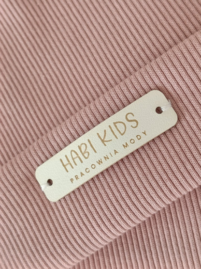 Detal prążkowanej dzianiny rib i naszywka Habi Kids – miękka bawełniana czapka dziecięca dusty rose