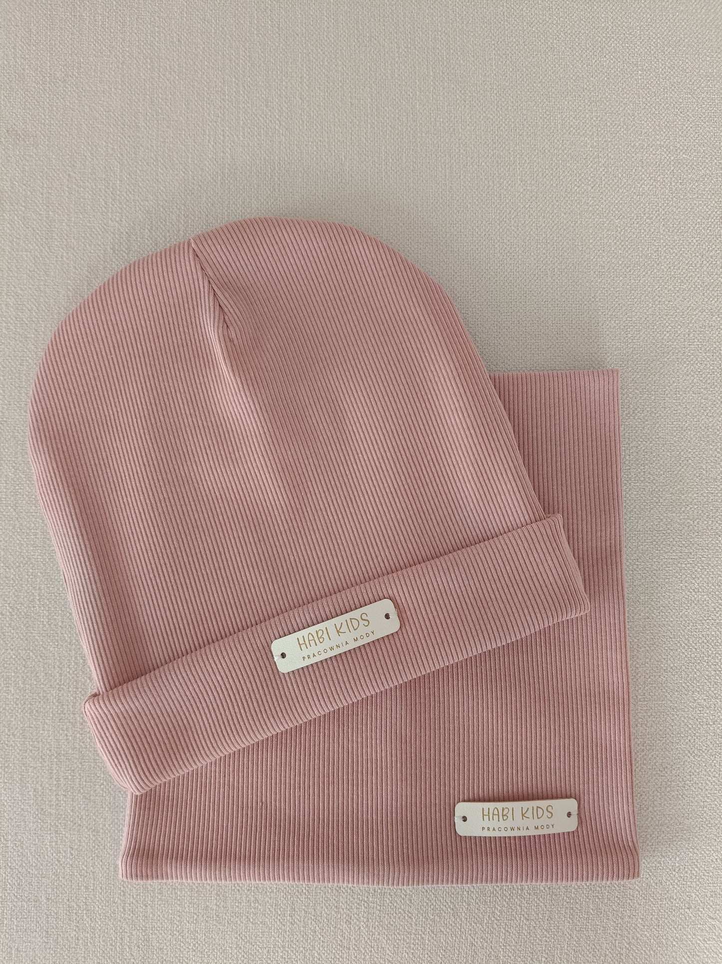 Komplet dziecięcy czapka i komin dusty rose z prążkowanej dzianiny rib Habi Kids – różowy zestaw jesienno-zimowy
