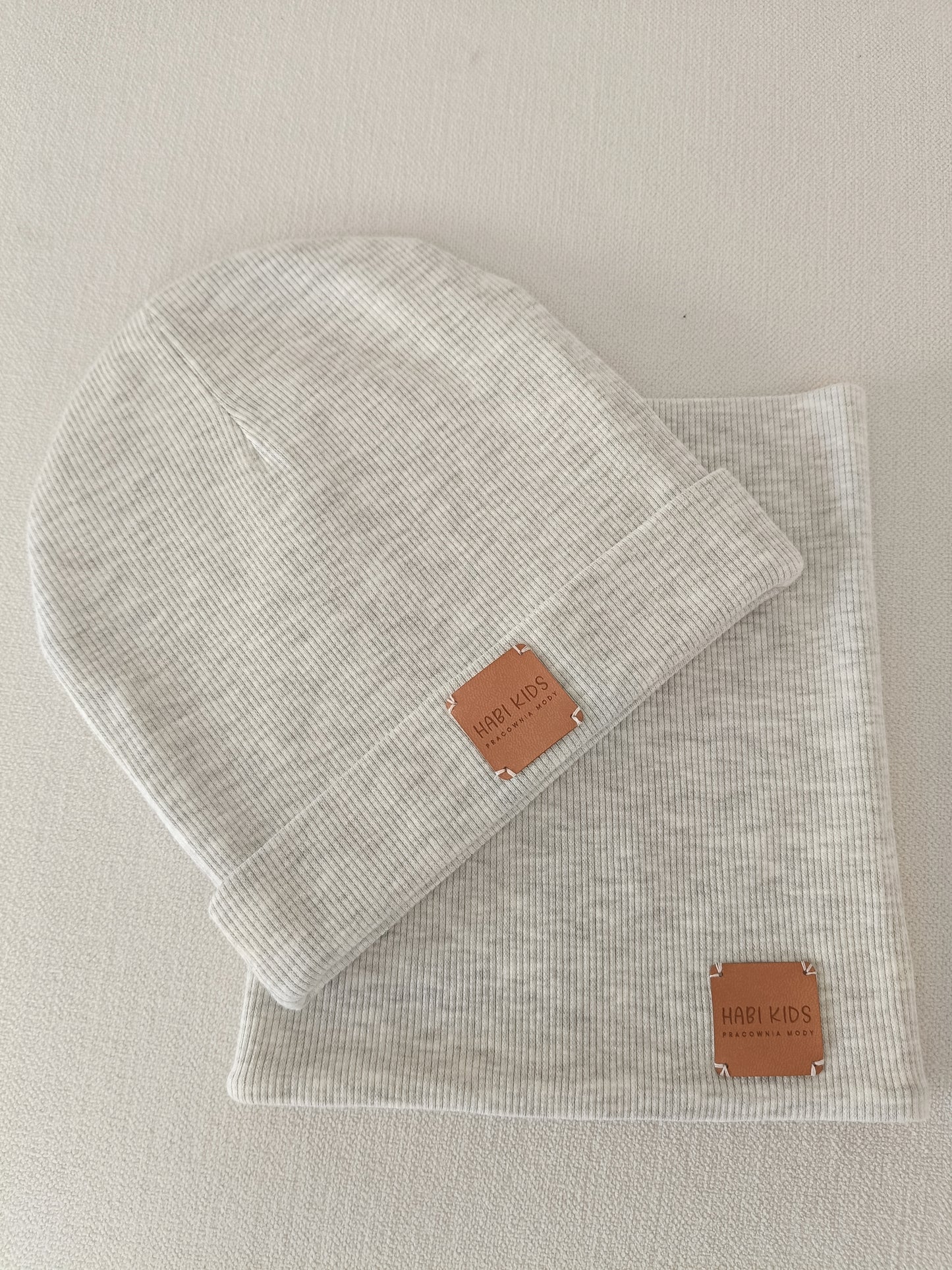 Komplet dziecięcy czapka i komin Soft Grey z prążkowanej dzianiny rib Habi Kids jasnoszary zestaw jesień zima